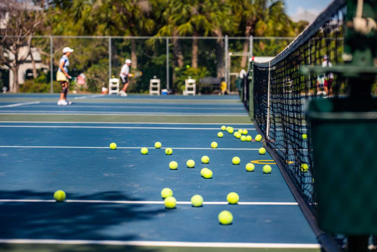 tennis-balls-on-court