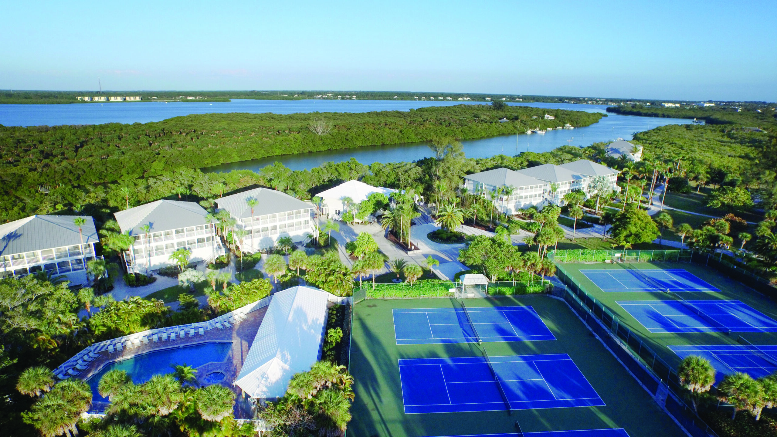 Palm-Island-Aerial-tennis-court